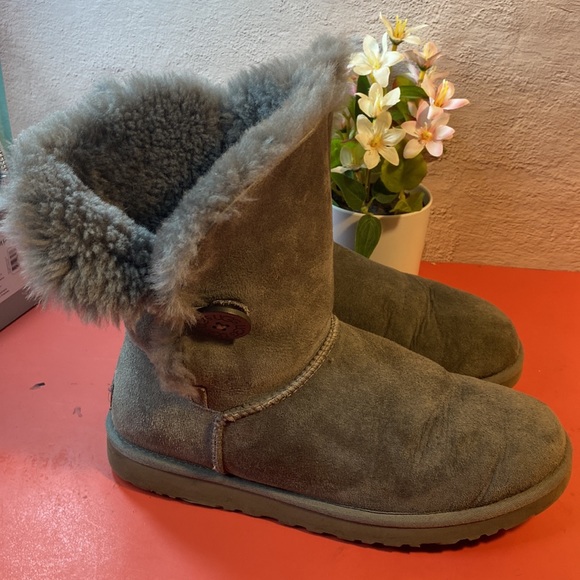Ugg boots SZ 9 - Picture 2 of 7